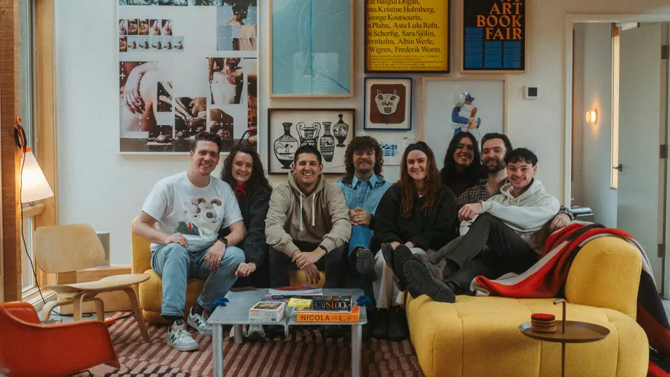 Um grupo de pessoas sentadas em um sofá
